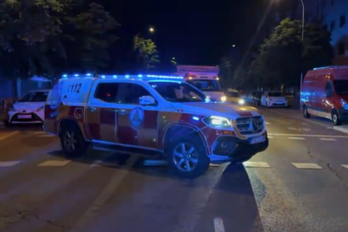 Tres heridos por arma blanca, uno de ellos grave, tras una pelea entre bandas en el barrio de San Blas Dos jóvenes de 23 y 24 años con heridas costales penetrantes han sido trasladados a La Paz, mientras otro hombre de 36 años ha sido atendido en el Gregorio Marañón con cortes leves en la mano Leer