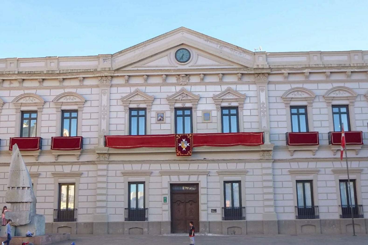 Un hombre rocía a cuatro personas con un líquido corrosivo en Alcázar de San Juan (Ciudad Real) y les quema brazos, espalda y cara El agresor, de 45 años, también tuvo que ser hospitalizado tras sufrir salpicaduras durante el ataque Leer