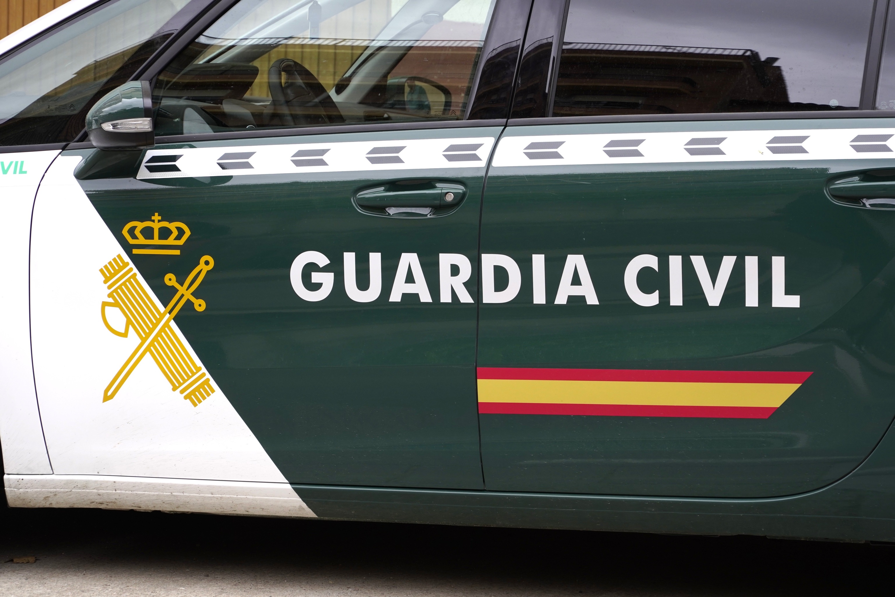 Un hombre mata de varias puñaladas a su pareja, un varón más joven, en la urbanización de La Alcaidesa El presunto agresor intentó suicidarse, pero se encuentra ingresado en el hospital y su vida no corre peligro Leer