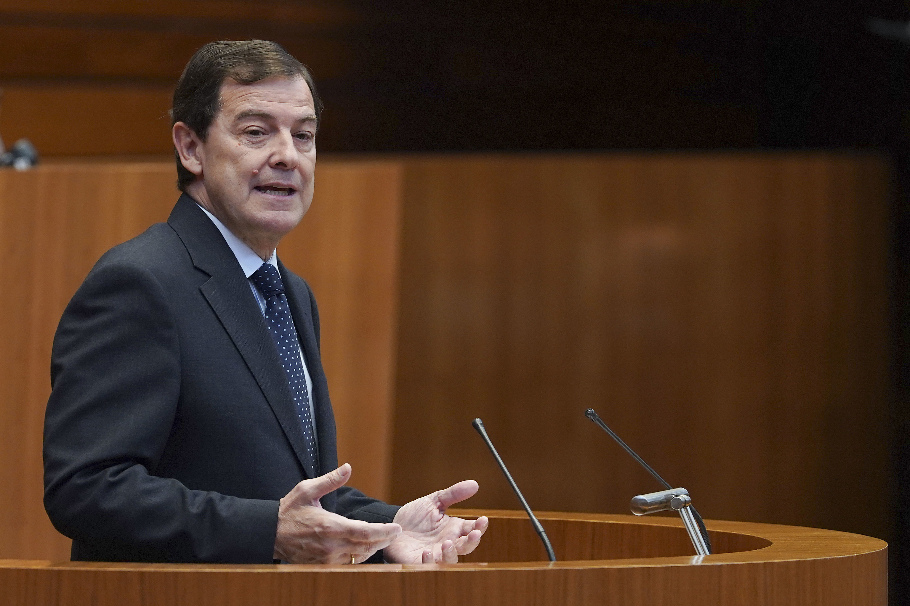 Mañueco es investido presidente de Castilla y León de la mano de Vox e inicia su tercer mandato con la mayoría más holgada El popular hace suya la "prioridad nacional" del partido de derecha dura con una llamada a "prescindir de las demagogias interesadas" Leer