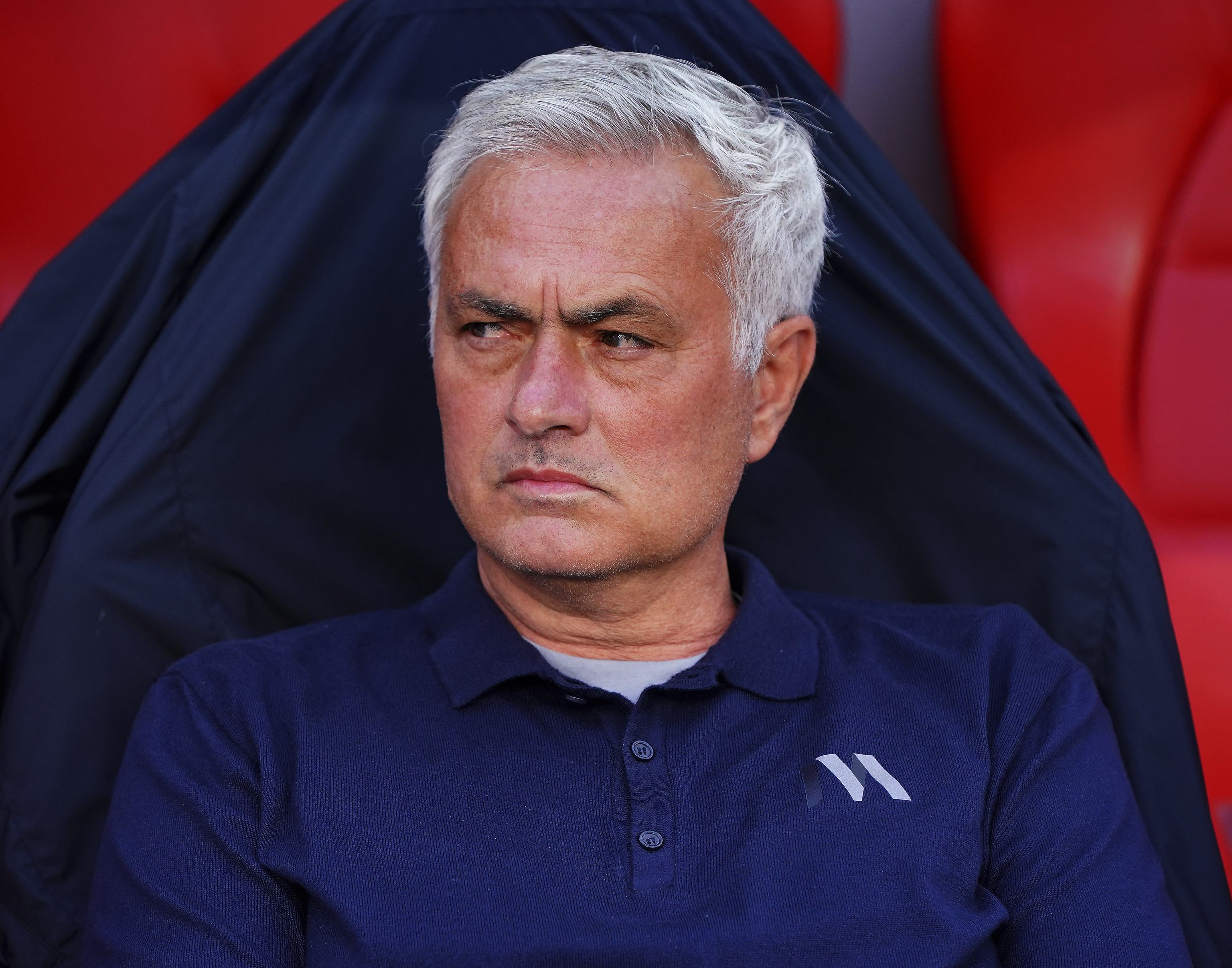 Mourinho ya es entrenador del Madrid: 15 millones, reuniones e incertidumbre en el vestuario por el mercado El luso aterrizó en la capital el martes por la tarde y prepara ya la pretemporada madridista después del anuncio oficial del Benfica. Se reunió en un hotel del centro con Mendes, José Ángel Sánchez y Juni Calafat. Leer