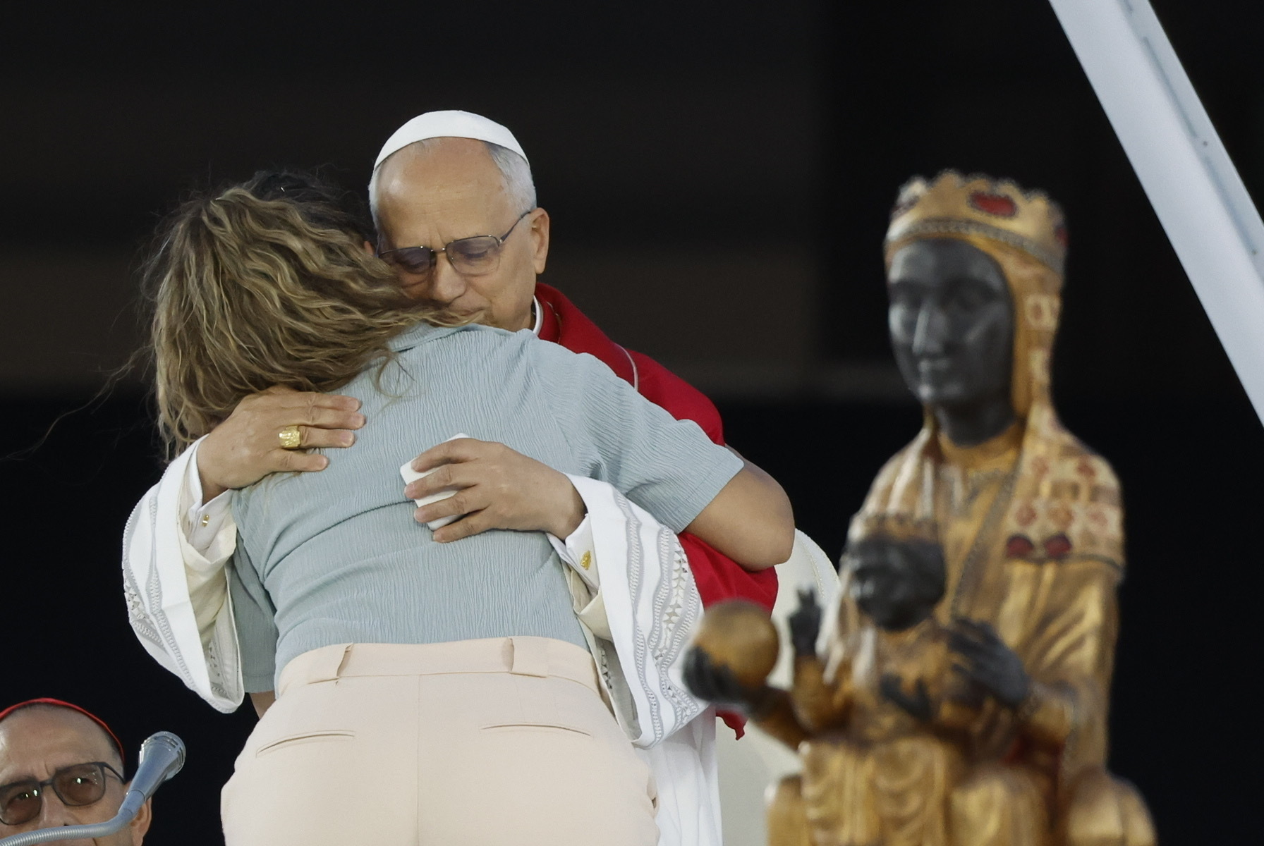 El Papa consuela a los más frágiles en Montjuic, habla del suicidio y los feminicidios: "No debemos espiritualizar el dolor, Dios no quiere sufrimiento" El Santo Padre pide a los jóvenes que se refugien en el Evangelio, pero también, habla del suicidio y la violencia contra las mujeres Leer