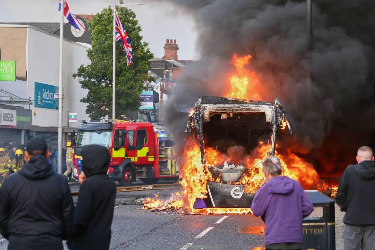 Cientos de manifestantes incendian vehículos y bloquean calles tras un apuñalamiento en Belfast La policía norirlandesa y las autoridades británicas han apelado en repetidas ocasiones a la calma Leer