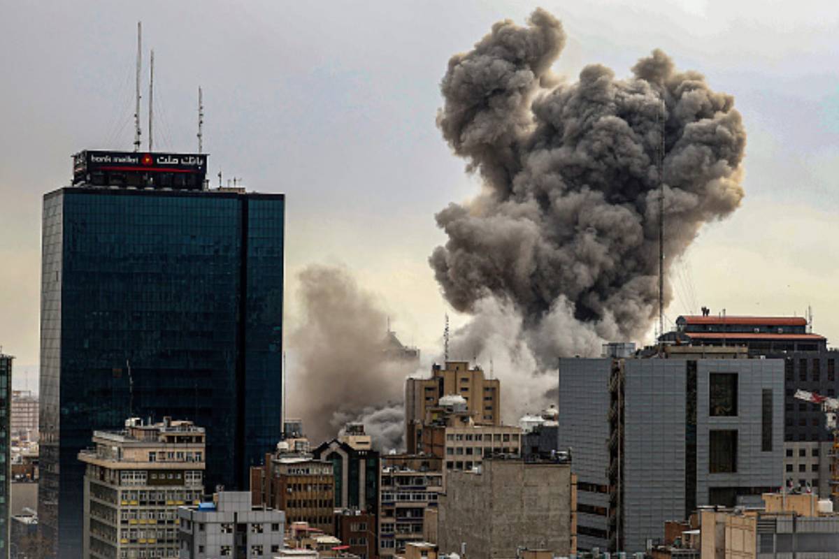 Estados Unidos bombardea Irán de nuevo como represalia por el derribo de uno de sus helicópteros Trump había adelantado por la mañana que debía "necesariamente responder a este ataque", pero quitando importancia a lo ocurrido e insistiendo en que un acuerdo de paz está cerca Leer