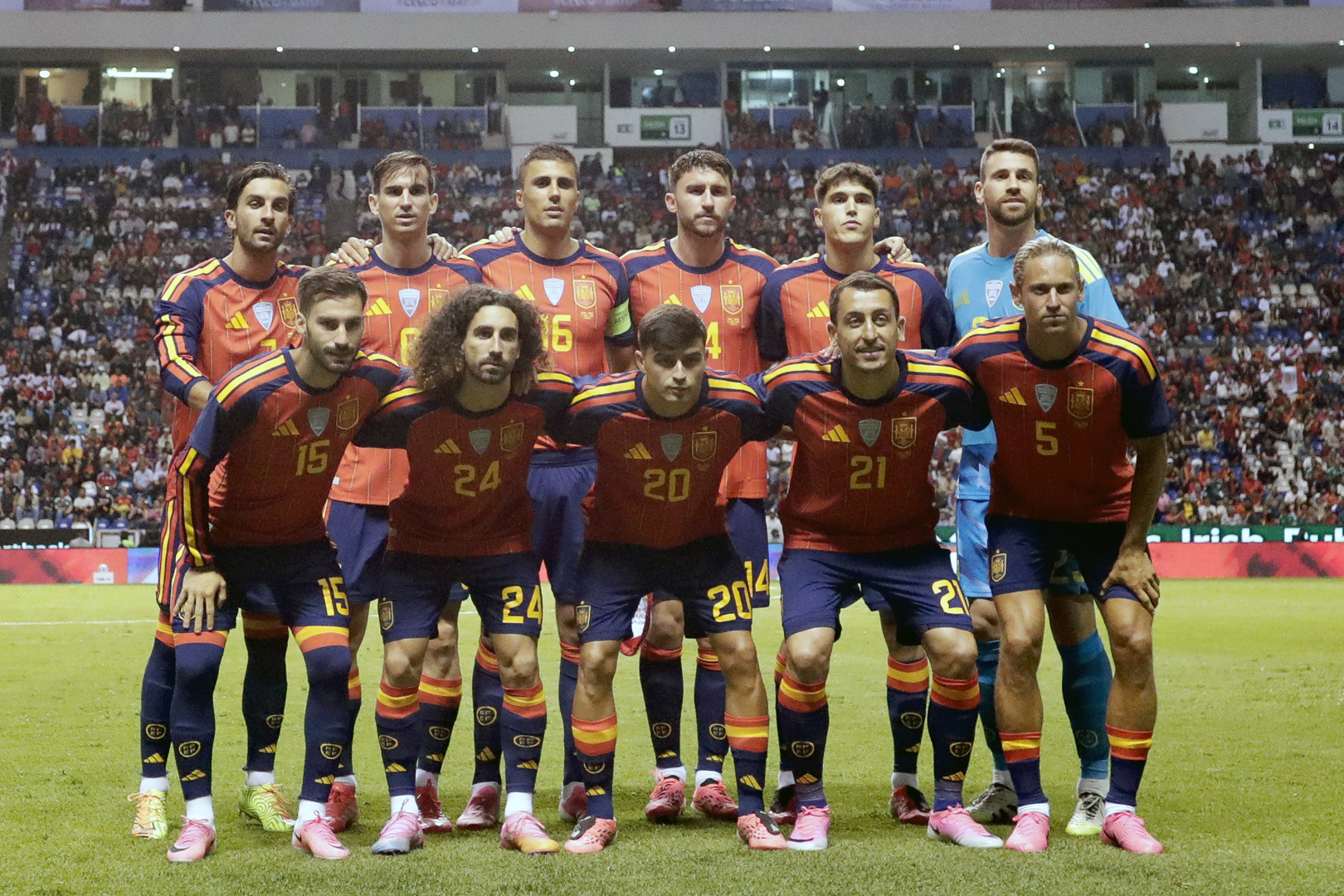 El once ideal para formar una cartera diversificada de inversiones El Mundial de fútbol extiende incluso su alcance a los mercados financieros. Los analistas establecen paralelismos entre las carteras de inversión y la confección de un once ideal, y recurren a la Bolsa, las materias primas, los ETF y las cripto para "combinar diferentes perfiles: estabilidad, estructura, capacidad de creación de juego y habilidad". Leer