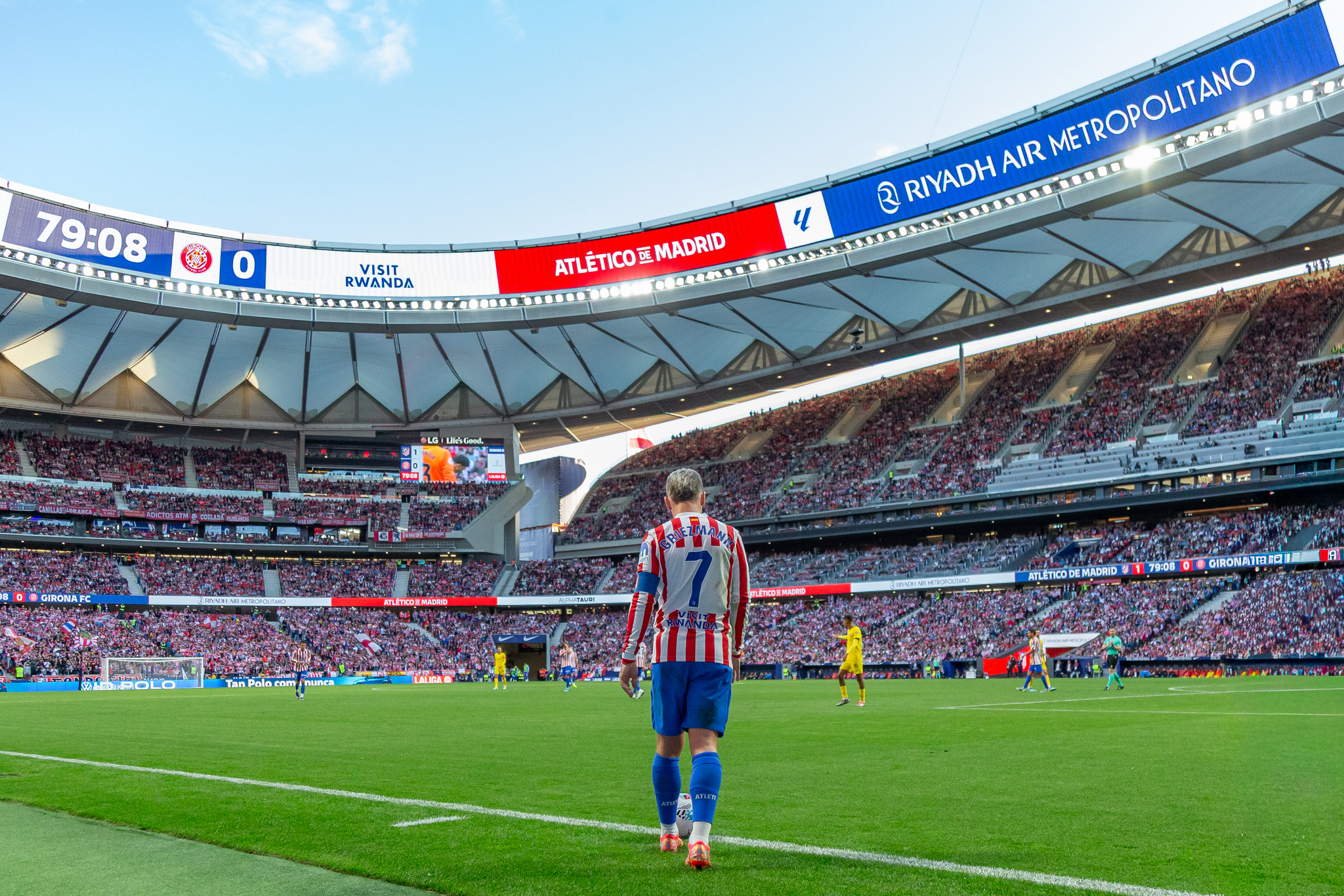 Hacienda también juega la Champions: rebajas de impuestos para la final de Madrid en 2027 Hacienda ha aprobado condiciones especiales para las empresas y trabajadores desplazados para el mayor evento futbolístico del próximo año. Leer