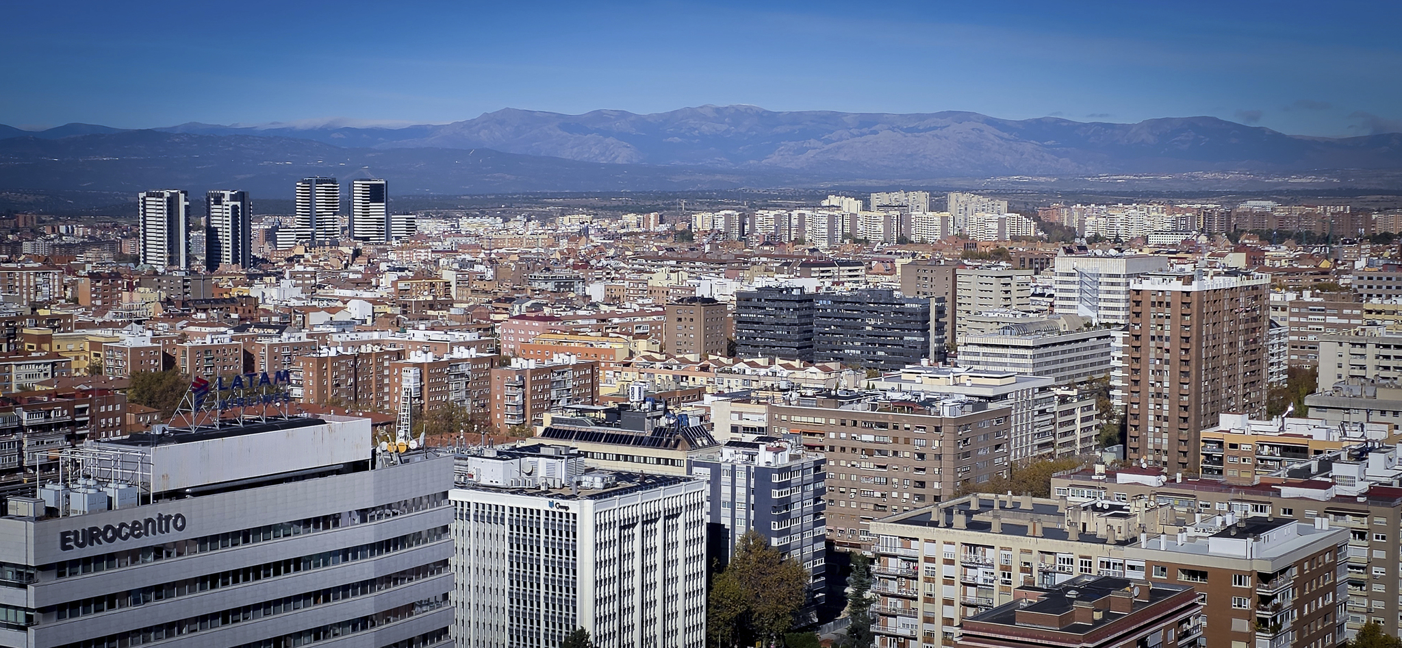 La inversión inmobiliaria se dispara un 50 y supera los 10.000 millones Fondos canadienses como Brookfield, Hoopp y Omers o gestoras españolas y Socimis como Azora, Criteria, Calena Partners o Castellana Properties aceleran la compra de inmuebles. Leer