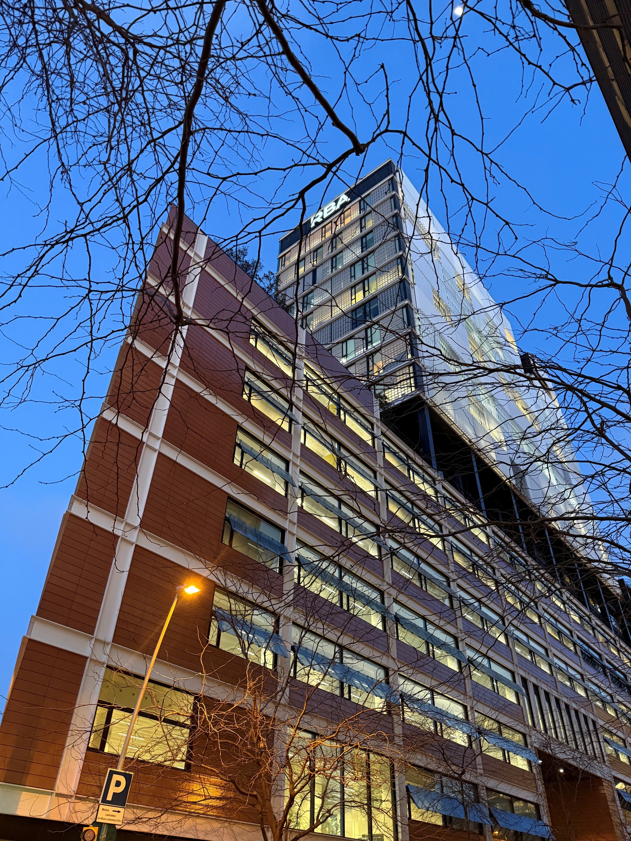 Icyesa compra por 100 millones la torre de RBA en Barcelona Grupo Icyesa, propiedad de la familia Llarás, compra la torre de oficinas del grupo editorial RBA en Diagonal 189 (Barcelona) por 100 millones. Leer