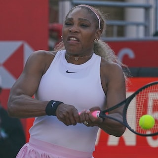 Serena Williams (44) maakt na bijna vier jaar succesvolle comeback met zege in dubbelspel