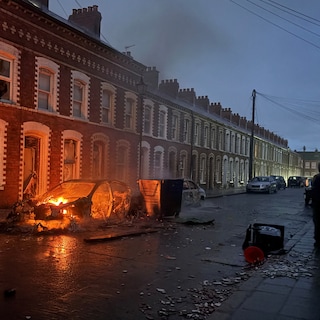 Grimmige anti-immigratierellen in Belfast na poging tot onthoofding, huizen en autos in brand gestoken