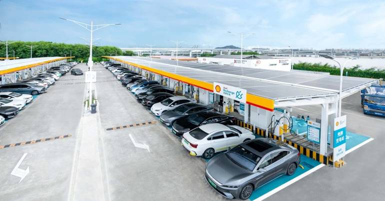 Aposta da China nos eléctricos salvou vidas. Mas não todas Estudo independente revela que a China, desde que em 2015 investiu em força nos veículos eléctricos, viu melhorar significativamente a qualidade do ar e salvou vidas. Mas não todas.
