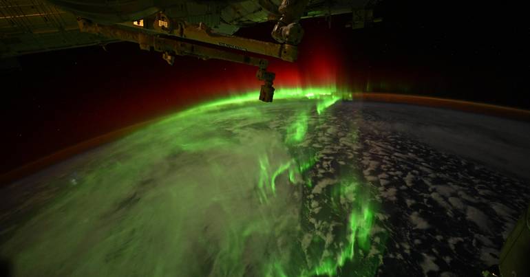 NASA regista auroras austrais a partir da ISS As auroras austrais são formadas pela colisão de partículas solares com o campo magnético da Terra