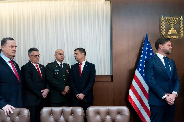 Roman Gofman, le général russe devenu chef du Mossad La Cour suprême israélienne a approuvé la semaine dernière la nomination du général de division Roman Gofman au poste de chef du service de renseignement extérieur de lÉtat hébreu. Originaire de Biélorussie soviétique, ce proche de Benyamin Nétanyahou retient lattention des médias russophones, qui retracent son parcours et rapportent les raisons pour lesquelles cette désignation fait polémique en Israël.