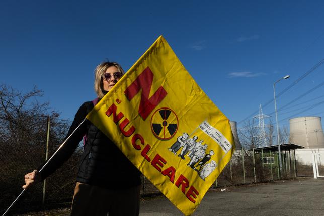 Malgré les référendums contraires, lItalie retournera-t-elle au nucléaire ? Jeudi 4 juin, la Chambre des députés italienne a approuvé une loi qui autorise le gouvernement à définir un cadre normatif pour une éventuelle utilisation de lénergie nucléaire dans le pays. Depuis un référendum organisé en 1987, lItalie avait officiellement renoncé à cette énergie qui, désormais, pourrait faire son grand retour.