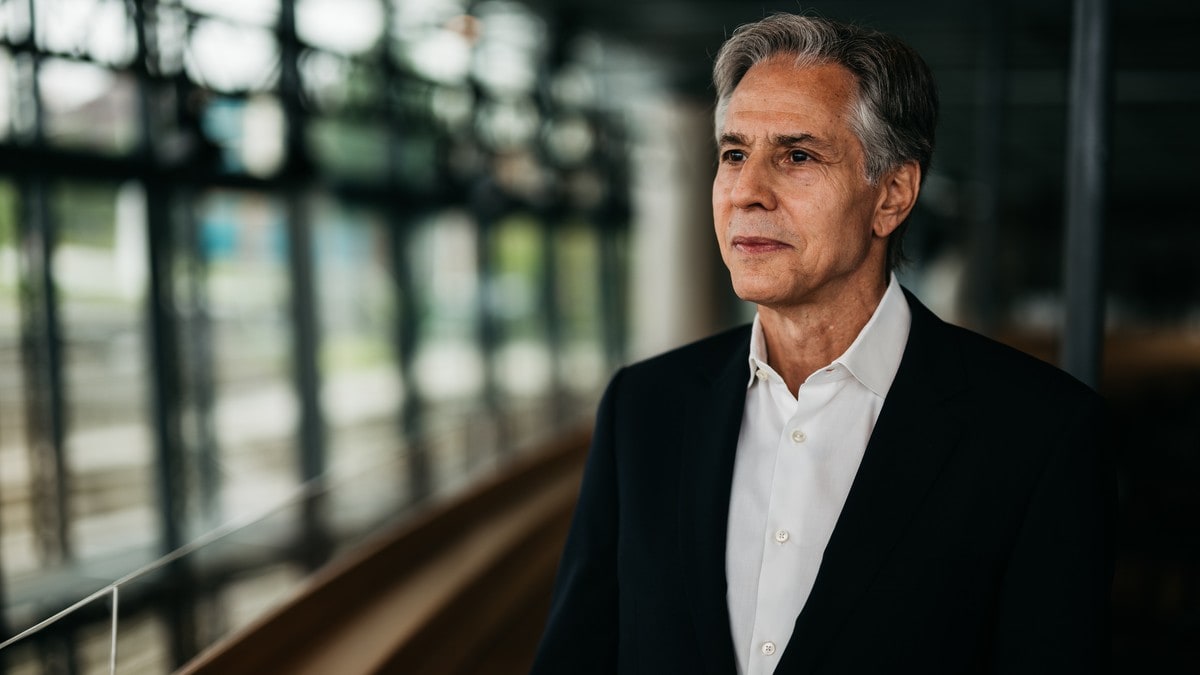 Blinken til NRK: – Vi er ikkje berre vener i godt vêr USA sin tidlegare utanriksminister, Antony Blinken meiner dei nye tollsatsane mot Noreg skadar forholdet mellom landa. I eit eksklusivt intervju med NRK, åtvarar han også om at USA har opna ei «pandoras eske» i Midtausten.