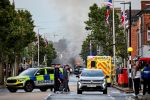Nach Messerattacke brennen Fahrzeuge im nordirischen Belfast Ein Mann wurde wegen des Verdachts auf versuchte Tötung festgenommen. Im Netz kursiert ein Videoclip, die Polizei bat darum, diesen nicht zu verbreiten