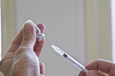 AI-jal készítették el a Covid elleni szupervakcinát, az első vizsgálatok szerint nagyon ígéretes A mesterséges intelligenciát használták a kutatók, hogy megtalálják a koronavírus gyenge pontjait, és vakcinát készítsenek erre alapozva. Ez lehet az első készítmény, amely minden variáns ellen hatékony védelmet nyújt.