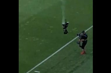 Meccs közben zuhant a debreceni stadion pályájára egy füstölgő kamera A méretes közvetítőeszköz alig néhány méterre landolt egy operatőrtől a magyar-kazah barátságos mérkőzés közben.