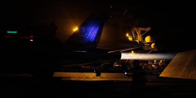 EN DIRECT, guerre au Moyen-Orient : les Etats-Unis disent avoir accompli une série de frappes « en légitime défense » contre lIran Larmée américaine a annoncé avoir frappé, dans la nuit de mardi à mercredi, « des installations de défense aérienne, des postes de contrôle au sol et des sites de radars de surveillance iraniens situés près du détroit dOrmuz », en réponse à « la destruction dun hélicoptère Apache », lundi.