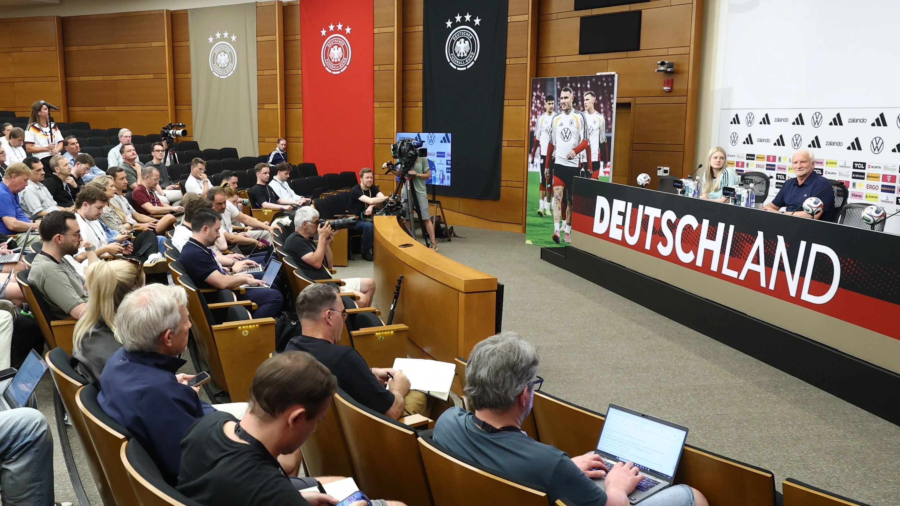 DFB-Team in WINSTOn-Salem: Antrittsvorlesung mit Rudi Völler „Ich habe keine Angst, politische Fragen zu beantworten: Im Hörsaal hält der DFB-Sportdirektor die erste Pressekonferenz. Und zeigt, warum der Verband ihn das Frage-Antwort-Spiel gerne spielen lässt.