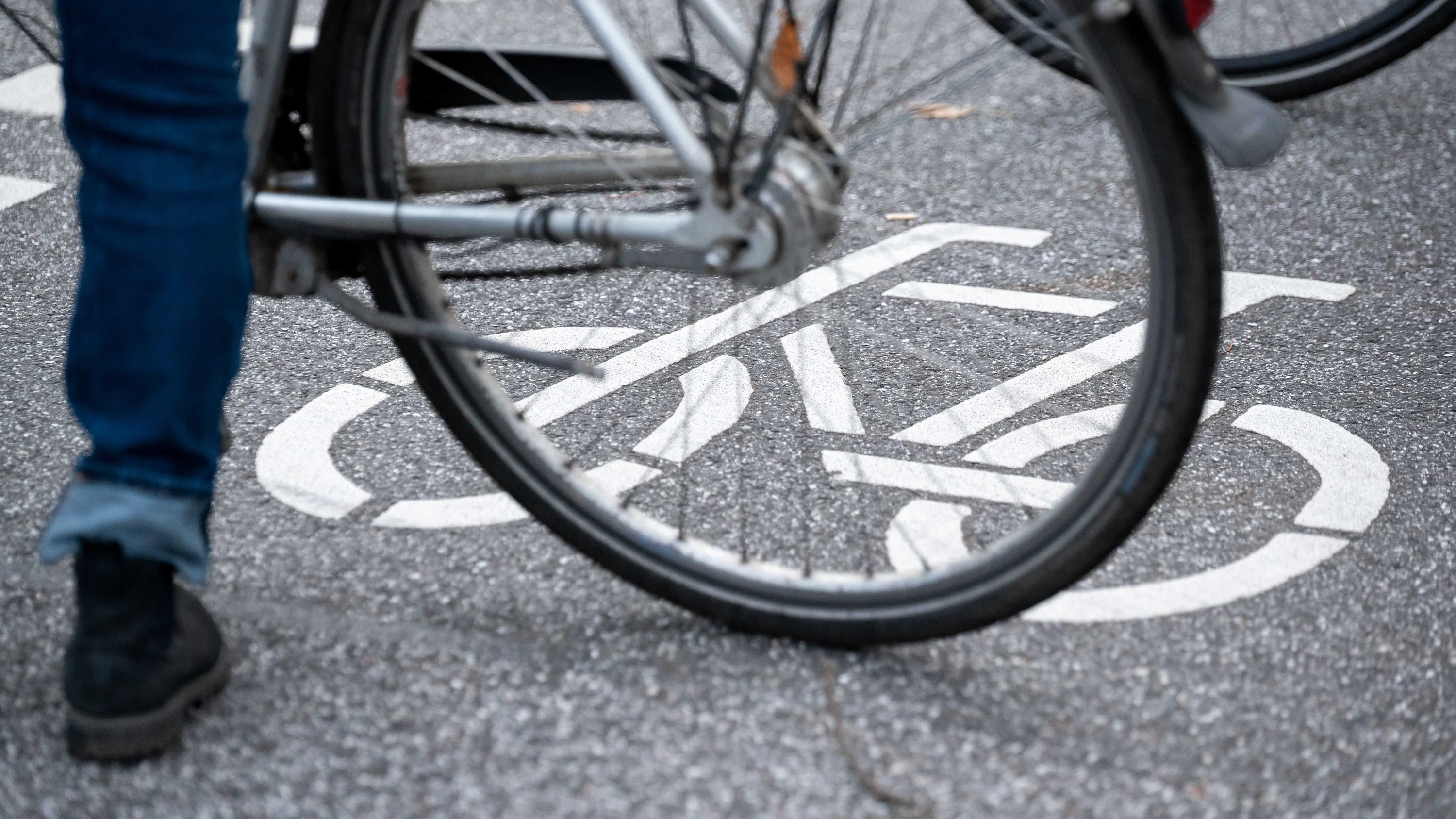 Viernheim: Autofahrer drängt Radfahrer von Straße und zieht Messer In den Abendstunden eskaliert das Aufeinandertreffen zweier Fahrradfahrer mit einem Autofahrer. Er soll einen Unfall provoziert und ein Messer gezückt haben. Die Polizei sucht Zeugen.