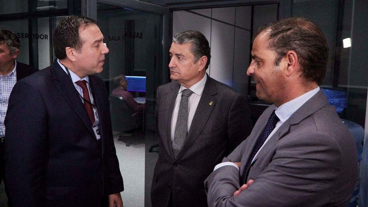 La dirección de Canal Sur descarta actuar contra el CEO de su productora imputado por agresión sexual al existir ya una vía judicial La Radio Televisión Pública de Andalucía defiende que la reportera de ADM que acusa a Gustavo Fuentes no eligió "la presentación de una denuncia interna", sino la vía judicial, lo cual impide al ente público "activar" el protocolo antiacoso. La dirección convoca "de urgencia" la Comisión de Igualdad este jueves para dar explicaciones a los sindicatos.
Un juez de violencia de género imputa al CEO de la principal productora de Canal Sur por agresión y acoso sexual a una reportera
Después de muchas horas reunidos, la dirección de la Radio Televisión Pública de Andalucía (RTVA) ha emitido un comunicado este martes, a las 21.30 horas, para posicionarse por primera vez sobre la noticia adelantada por elDiario.es, que esta mañana reveló que un juzgado de Violencia de Género de Sevilla lleva dos meses investigando Gustavo Fuentes Aguilar, CEO de la productora Andalucía Digital Multimedia S.A. (ADM) y presidente del Clúster audiovisual de Andalucía, a raíz de la denuncia interpuesta por una reportera de la empresa por delitos de agresión sexual, acoso sexual continuado y acoso laboral.
La dirección de la RTVA descarta pedir la dimisión de Fuentes y advierte en el comunicado que tampoco pude activar el protocolo antiacoso del ente público -no porque la denunciante pertenezca a una empresa asociada, la productora ADM-, sino porque ella decidió acudir a la vía judicial, sin denunciar primero internamente el caso. Ni ante la dirección de ADM ni ante Canal Sur, su principal cliente.
La RTVA, como cualquier empresa con más de 50 trabajadores, está obligada por ley a tener un Plan de Igualdad y un protocolo antiacoso para actuar en casos de violencia sexual en la empresa, y también a supuestos que afecten a personas vinculadas a empresas externas o proveedoras que presten servicio a Canal Sur Radio y Televisión, como es el caso de ADM. En el presente caso, dice el comunicado del ente público, no consta en la RTVA la presentación de denuncia interna alguna en relación con los hechos objeto de las informaciones publicadas y dado que existen actuaciones judiciales abiertas, cualquier eventual actuación interna deberá ajustarse a lo previsto en el Protocolo, que contempla la suspensión de la tramitación respecto de los mismos hechos cuando exista un procedimiento judicial en curso, sin perjuicio de las medidas preventivas temporales que, en su caso, pudieran corresponder.
La dirección de la RTVA, pilotada por el director general Juan de Dios Mellado, no cita ninguna medida preventiva temporal con respecto al CEO de ADM, que de momento seguirá en su puesto al frente de la productora, aunque este martes ha sido apartado d de la presidencia del Clúster Audiovisual de Andalucía.
Lo que sí ha hecho la directiva, a petición de los sindicatos, es convocar con carácter urgente para el próximo jueves una reunión de la Comisión de Igualdad, órgano en el que se encuentran representadas tanto la empresa como la plantilla, a fin de valorar las actuaciones que pudieran corresponder conforme a la normativa interna aplicable. Fuentes que participan en dicha comisión advierten, de antemano, que el objeto de esta reunión es analizar la situación del CEO de ADM, su repercusión para Canal Sur, y pedir explicaciones a la dirección, pero no se espera que puedan adoptar ninguna actuación, más allá de informar.
ADM, una de las grandes productoras del sector audiovisual andaluz, es una empresa público-privada cuyo accionista mayoritario es la Junta de Andalucía, y que está asociada a la RTVA, su principal comprador institucional de contenidos. La imputación del director general por delitos sexuales a una trabajadora ha zamarreado tanto la dirección del ente público, como del Gobierno de Juanma Moreno, cuyo gran valedor hasta hace pocas horas era el consejero de la Presidencia, Antonio Sanz.
Este periódico ha preguntado al departamento de Sanz, a la Consejería de Igualdad, que dirige Loles López, y al departamento de Industria, de Jorge Paradela, que actualmente tiene las competencias sobre la empresa de telecomunicaciones Sandetel, accionista mayoritario de la productora ADM, pero ninguno de los tres ha querido valorar la imputación del director general por acoso y agresión sexual a una trabajadora.
Varias fuentes dentro de ADM apuntan a que el presidente del Consejo de Administración de la compañía, Sergio Gómez Rojas, había convocado a los miembros a una reunión urgente, en la sede de Sandetel, para abordar la continuidad de Gustavo Fuentes al frente de la productora. Preguntado sobre este asunto, ninguna de las dos consejerías ha querido confirmar o desmentirlo. Este periódico también se ha puesto en contacto con Gómez Rojas, presidente de ADM, que ha eludido responder desde cuándo conocía que el CEO de la compañía estaba imputado por delitos sexuales.
La productora ADM es responsable de algunos de los programas de referencia de Canal Sur, entre ellos su buque insignia, Andalucía Directo, que lleva 25 años en antena. Algunos reporteros de Andalucía Directo y de la propia ADM han publicado este martes mensajes en sus redes sociales cargando contra el CEO de la compañía, y denunciando otras situaciones de acoso laboral.
PSOE, Por Andalucía y Adelante Andalucía han exigido este martes explicaciones a la Junta y a la RTVA por sus vínculos con la empresa de Fuentes, tras su imputación por delitos sexuales. La socialista María Jesús Montero ha exigido la comparecencia urgente de Sanz y de Mellado en el Parlamento para aclarar desde cuándo conocían la situación procesal del CEO de ADM.
El juez Francisco José de Córdoba -nuevo titular del quinto tribunal de Violencia sobre la Mujer de Sevilla, de reciente creación- abrió diligencias en febrero, a raíz de la denuncia de la reportera, la citó a declarar el 25 de marzo y, ese mismo día, dictó un auto citando a declarar en calidad de imputado a Gustavo Fuentes por acoso sexual y contra la libertad sexual de la trabajadora.
El directivo tendrá que acudir a los juzgados el próximo 25 de junio, junto a dos testigos fundamentales, según al denuncia, una exdirectiva de la empresa, que ejerció como número dos del CEO de la productora, y una amiga a la que reveló la agresión sexual el mismo día que se produjo. Además, el juez ya ha ordenado un reconocimiento médico forense de la denunciante para acreditar el estado de salud psíquica de la víctima, secuelas y posible nexo causal con las agresiones y el acoso sexual denunciados.
La denuncia de la periodista va acompañada de las declaraciones juradas de siete extrabajadores de ADM (algunos con cargos directivos) que corroboran las situaciones de acoso sexual y laboral, así como las tres agresiones sexuales descritas (una en 2013, otra en 2022 y la tercera en 2023).
También se adjuntan 175 páginas de mensajes de WhatsApp de índole sexual enviados desde el teléfono de Gustavo Fuentes a la víctima entre 2018 y la actualidad. Esos mensajes ya han sido cotejados por la secretaria judicial por orden del juez, y validados como material probatorio en la causa.
Los mensajes de WhatsApp del CEO de ADM que aparecen en la denuncia incluyen insistentes propuestas de encuentros privados a la víctima: A ver si un día de estos podemos pegarnos una escapada, aunque sea un par de horas; Tenemos pendiente algo más privado... pero cuando tú puedas; y lenguaje con connnotación sexual e íntima: Cariño, tengo ganas de ti; Tú me debes una noche loca; ¿A qué hora se puede hablar de cosas de mayores?.