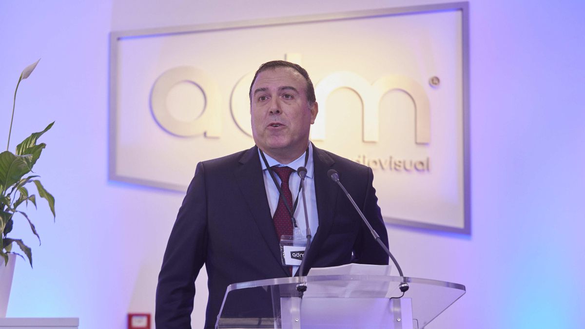 La productora de Canal Sur aprueba la "suspensión temporal de funciones" de su CEO imputado por delitos sexuales Tras más de cuatro horas reunidos, los miembros del Consejo de Administración de ADM, con participación mayoritaria del Gobierno andaluz, deciden no forzar la dimisión de Gustavo Fuentes "hasta que se aclare su situación procesal y sin prejuzgar su presunción de inocencia"La dirección de Canal Sur descarta actuar contra el CEO de su productora imputado por agresión sexual al existir ya una vía judicial
El Consejo de Administración de la productora Andalucía Digital Multimedia S.A. (ADM), empresa participada mayoritariamente por el Gobierno andaluz y socia preferente de Canal Sur, ha aprobado este martes en sesión extraordinaria, y ya entrada la noche, la suspensión temporal de funciones de su director general, Gustavo Fuentes Aguilar, tras revelar elDiario.es que desde hace dos meses está siendo investigado por un juzgado de Violencia de Género por delitos de agresión sexual y acoso sexual continuado a una reportera de la empresa.
Tras más de cuatro horas de reunión para analizar la situación generada tras las informaciones publicadas, el Consejo de ADM ha decidido no forzar el cese de Fuentes, que tendrá que declarar como imputado el próximo 25 de junio, hasta que se aclare su situación procesal y sin prejuzgar su presunción de inocencia.
El Gobierno de Juan Manuel Moreno ostenta la participación mayoritaria del capital de esta productora (un 47,81) a través de la empresa pública de telecomunicaciones Sandetel, cuyo director gerente, Sergio Gómez Rojas, preside la compañía. En el Consejo también se sienta el responsable de Telefónica en el sur de España, Joaquín Segovia, el director económico financiero de RTVA, otro directivo de Canal Sur Media y uno más de Axion Infraestructuras de Telcomunicaciones. La productora Medina Media también es socia de ADM, pero desde hace medio año no forma parte del Consejo.