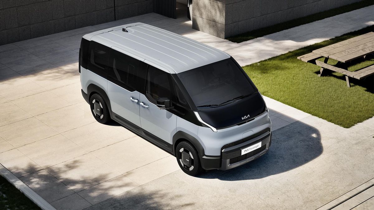 Kia PV5: el eléctrico modular que quiere cambiar la movilidad profesional y familiar
Kia da un paso relevante en su estrategia de electrificación y servicios de movilidad con el PV5, el primer modelo de producción desarrollado bajo su enfoque Platform Beyond Vehicle (PBV). Hablamos de un vehículo comercial eléctrico de tamaño medio, pero cuyo planteamiento va más allá del habitual en el mundo de las furgonetas. La marca lo concibe más bien como una plataforma flexible, modular y conectada, capaz de adaptarse tanto al transporte profesional como a usos particulares, de ocio, accesibilidad o transformación especializada.
La gama contempla tres carrocerías principales: Passenger, Cargo y Chassis Cab. A partir de ellas, Kia prevé desarrollar versiones como Crew, Drop Side, Box Van, Freezer Box, Light Camper, WAV para personas usuarias de silla de ruedas y otras propuestas orientadas a un uso familiar o premium.
Kia PV5 Crew.
La base técnica del PV5 es la plataforma E-GMP.S, una arquitectura eléctrica de tipo skateboard diseñada específicamente para los PBV. Esta estructura sitúa los componentes principales en una base plana y permite montar diferentes tipos de carrocería sobre un mismo esquema técnico. La Arquitectura Modular Integrada, IMA, estandariza elementos esenciales como baterías y motores con el objetivo de acelerar el desarrollo, reducir costes y facilitar una gama más amplia de aplicaciones. Para la marca, esta modularidad es clave pues hace posible fabricar vehículos adaptados a necesidades muy distintas sin partir de cero en cada caso.
El PV5 también estrena un sistema de carrocería flexible, que permite ensamblar módulos de forma similar a un rompecabezas y que no se limita al diseño exterior. Kia plantea también un ecosistema de fabricación y conversión basado en su futura planta específica PBV, denominada EVO Plant, y en un centro de conversión destinado a producir vehículos personalizados con garantía de la marca. La idea es ofrecer conversiones de calidad, reducir tiempos y costes para los clientes y minimizar residuos frente a modificaciones externas más dispersas.
En términos mecánicos, todas las versiones del PV5 equipan un motor de 163 CV. La oferta de baterías contempla dos opciones NCM, de 51,5 y 71,2 kWh, disponibles para todas las variantes, y una batería LFP de 43,3 kWh adicional para la versión Cargo. Kia utiliza tecnología cell-to-pack, que integra directamente las celdas en el conjunto de la batería y prescinde de módulos intermedios al objeto de mejorar la eficiencia energética. Con la batería de 71,2 kWh, el PV5 Passenger alcanza una autonomía de 400 kilómetros, y en carga rápida el paso del 10 al 80 lo completa en 30 minutos.
La versión Passenger está pensada para combinar uso personal, transporte compartido y actividad profesional. Su interior ofrece tres filas de asientos y diferentes configuraciones. En la disposición 2-3-0, la primera y la segunda fila se reservan para ocupantes, mientras que la tercera se transforma en una amplia zona de equipaje, complementada por compartimentos inferiores y bandejas laterales. La posibilidad de reclinar o plegar la segunda fila y generar una superficie plana hace concebir incluso usos de ocio, como una escapada de fin de semana. En configuración 1-2-3, el espacio junto al conductor puede destinarse a almacenamiento o equipamiento.
El modelo Cargo se orienta a flotas, reparto y actividades profesionales, y se despliega en variantes Standard, Long y High-roof, esta última también con opción Walk-Through. Su volumen máximo de carga alcanza 5,1 metros cúbicos y puede alojar europalés. La altura del borde de entrada, de solo 419 mm, facilita las operaciones de carga y descarga. En las variantes Standard y Long se ofrece una configuración habitual de dos plazas, con opción de tres. En la High Roof, la consola superior es de serie y la configuración Walk-Through añade un asiento de pasajero abatible y una mampara con puerta corredera que facilita el paso hacia la zona de carga.
Uno de los elementos más prácticos del PV5 Cargo es el sistema opcional de rieles en L. Puede instalarse a lo largo del área de carga, en los laterales, el techo interior y la pared divisoria en la variante Walk-Through. Sobre esos rieles pueden fijarse anillas deslizantes para asegurar mercancía en diferentes posiciones. Por medio de la función V2L, dentro de la zona de carga es posible emplear la energía eléctrica del vehículo para alimentar herramientas o equipos, lo que refuerza su orientación profesional.
El PV5 Chassis Cab se entrega como vehículo incompleto, es decir, provisto de una cabina común basada en la parte delantera del Cargo y una estructura trasera plana preparada para conversiones. Integra protección lateral contra impactos para la batería y puntos de anclaje para montar carrocerías como plataforma, caja o aplicaciones frigoríficas. Con 4.525 mm de longitud, esta versión está diseñada para adaptarse a necesidades de transformación variadas.
Adaptación 360 para todo tipo de usuarios
Entre las variantes específicas destaca el PV5 WAV, desarrollado para personas usuarias de silla de ruedas. Su acceso lateral busca que todas las personas entren por el mismo punto, siguiendo principios de diseño universal. Incorpora una rampa de despliegue rápido capaz de soportar hasta 300 kilos, un sistema de fijación de cinturones adaptados y una configuración que permite visibilidad hacia delante desde la segunda fila.
Kia PV5 WAV
El diseño del PV5 sigue la filosofía Opposites United de Kia y busca alejarse de la estética tradicional de los vehículos de reparto. Combina una parte superior limpia con una base más robusta y técnica. Las firmas luminosas se integran con el pilar A, las molduras geométricas negras refuerzan el carácter funcional y las esquinas intercambiables del paragolpes cumplen una doble función estética y protectora. Para mejorar la visibilidad, se han optimizado la base del parabrisas y la línea de cintura.
En el interior, el PV5 se plantea como una caja abierta, modular y práctica. Kia introduce el sistema AddGear para personalizar el habitáculo con accesorios modulares incluso después de la compra. A ello se suman una instrumentación de 7 pulgadas, una pantalla de navegación de 12,9, Digital Key 2.0, infoentretenimiento basado en Android Automotive, catálogo de aplicaciones, actualizaciones remotas OTA y conectividad orientada al uso profesional.