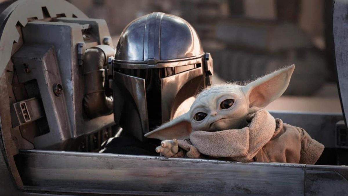 Después del estreno de The Mandalorian and Grogu: estas son las próximas películas y series de Star Wars Se mantienen los planes de estrenos, tanto en cine y televisión, con nuevas estrellas que se incorporan al universo como es el caso de Ryan GoslingEs uno de los personajes más icónicos de Star Wars, pero su tiempo en pantalla es mínimo: no aparece ni 45 minutos
El estreno de The Mandalorian and Grogu ha tenido una acogida más tibia de lo esperado, con una recaudación que, si bien se acerca a los 300 millones de dólares que costó. Las críticas han sido mixtas, elogiando la banda sonora o la actuación de Pedro Pascal, mientras la trama o la acción ha sido lo que peor crítica ha recibido.
Esto, sin embargo, no hace que la franquicia Star Wars decaiga y se mantienen los planes de estrenos, tanto en cine y televisión, con nuevas estrellas que se incorporan al universo como es el caso de Ryan Gosling o series de todo tipo para Disney plus.
Star Wars Visions – El noveno Jedi
No habrá que esperar mucho para el próximo estreno, pues llegará en algún momento de 2026, con la serie anime de Star Wars visions que está basada en el aclamado cortometraje. En él, se sitúa la acción después de El ascenso de Skywalker, mostrando a la Orden Jedi prácticamente desaparecida y es entonces cuando aparece un herrero llamado Lah Zhima, que construye seis sables para restaurarla, pero será capturado por los Sith. Entonces su hija, Kara, decidirá completar la misión de su padre emprendiendo un peligroso viaje.
Star Wars: Starfighter
Pero es, sin duda, esta nueva película original la que despierta mayor interés. Ryan Gosling y Amy Adams debutan en el universo Star Wars con una historia desarrollada con guion de Jonathan Tropper, que se ambientará cinco años después de El ascenso de Skywalker y en la que Gosling es un piloto que tiene que proteger a un joven frente a peligrosos enemigos. Estará dirigida por Shawn Levy y se estrenará en mayo de 2027.
Segunda temporada de Ahsoka y Star Wars: Maul – Señor de las Sombras
La segunda temporada de la serie llegará a Disney + a principios de 2027. En ella, Rosario Dawson se pondrá en la piel de la rebelde y experimentada Jedi junto a su aprendiz, Sabine Wren, que siguen atrapadas tras la reaparición del villano Gran Almirante Thrawn, y cuya historia quedó pendiente de continuar.
Otra serie que espera su estreno de nueva temporada en plataforma es Star Wars: Maul – Señor de las Sombras, en la que se podría profundizar en las acciones de Maul antes de su enfrentamiento final en Star Wars Rebels y expandir la historia insinuada en Solo.
Los proyectos de Star Wars que vienen
Además de todo esto, a la franquicia de Star Wars hay que sumar cuatro películas anunciadas con directores de renombre que desarrollarían historias dentro de este universo, uno de ellos un largometraje por parte de Dave Filoni, máximo mandatario en Lucasfilm, que se espera gire en torno a la Nueva República y que culminará las historias interconectadas de las distintas series.
Pero además de esta también hay una anunciada que será dirigida por James Mangold, que indagará en el pasado remoto de los Jedi y el origen de la fuerza, así como la de Sharmeen Obaid-Chinoy, que dirigirá una historia escrita por Steven Knight y que retomaría donde se quedó el Episodio IX, siendo así el primer largometraje después de la última trilogía. Además de todas estas, Taika Waititi también será director de un próximo estreno de Star Wars, además de guionista junto a Krysty Wilson-Cairns. Estas cuatro películas sin fecha de estreno prevista.