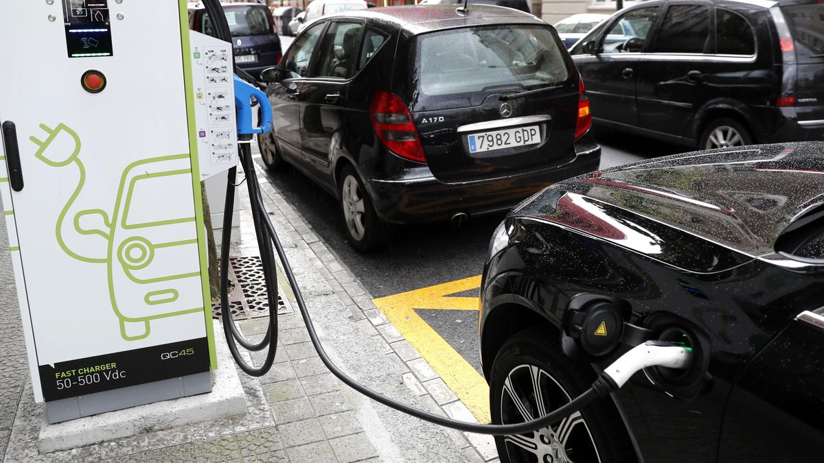El PP europeo maniobra de nuevo para que los coches puedan contaminar más y provoca un cisma en la UE España se alinea en un grupo de siete países europeos que rechazan flexibilizar los objetivos de emisiones y el veto a la cumbustión en 2035, lo que alargaría la vida de los híbridos enchufables e impulsaría los combustibles sintéticos y los biocarburantesLos híbridos enchufables contaminan casi tanto como los coches de gasolina
Bruselas vuelve a ser el escenario de una batalla decisiva para el sector del automóvil. Los coches híbridos enchufables y los carburantes sintéticos y renovables se han convertido en protagonistas de una pugna en relación con los objetivos de reducción de emisiones que ha dividido a los países miembros de la UE. Mientras algunos fabricantes, especialmente los alemanes, reclaman más margen para afrontar una transición eléctrica que avanza más despacio de lo previsto, España ha decidido alinearse con el grupo de países que rechazan las propuestas de la Comisión Europea y del Partido Popular Europeo (PPE) para dar más flexibilidad a la automoción porque supondría poner en riesgo años de inversiones y debilitar la credibilidad de la política climática europea.
España se ha unido a Francia, Dinamarca Luxemburgo, Países Bajos, Portugal y Suecia para advertir a las instituciones comunitarias de que cualquier relajación de las normas de emisiones de CO₂ para turismos y furgonetas debe ser mínima y cuidadosamente diseñada. El mensaje llega en un momento especialmente delicado, cuando la Comisión Europea, el Parlamento y los países afrontan la negociación decisiva para revisar la regulación que, en la práctica, pone fin a la venta de vehículos nuevos con motor de combustión a partir de 2035.
Los siete países sostienen que socavar la integridad y la previsibilidad del marco regulatorio sería un error estratégico justo cuando las inversiones destinadas a electrificar la industria comienzan a dar resultados tangibles. Desde finales de 2025, la Comisión Europea trabaja sobre una propuesta que rebaja el objetivo actual del 100 de reducción de emisiones previsto para 2035 hasta un 90, permitiendo compensar el 10 restante mediante acero de bajas emisiones producido en Europa, combustibles sintéticos o biocombustibles. Aunque presentada como una corrección técnica, la medida abre la puerta a que tecnologías como los híbridos enchufables, los híbridos ligeros o incluso determinados motores de combustión mantengan un papel relevante más allá de la próxima década.
La presión de la industria
Las propuesta de Bruselas y del PPE para flexibilizar las reglas han encontrado un poderoso respaldo en parte de la industria automovilística europea y en sectores políticos que consideran que la estrategia actual no refleja la realidad del mercado. El detonante ha sido el borrador elaborado por el eurodiputado italiano Massimiliano Salini, eurodiputado de Forza Italia, vicepresidente del Partido Popular Europeo y ponente de la revisión legislativa en la comisión de Medio Ambiente del Parlamento Europeo. Su propuesta va incluso más allá de la planteada por la propia Comisión y permitiría ampliar significativamente los mecanismos de compensación de emisiones mediante créditos asociados al acero verde y los combustibles renovables.
Se trata de una propuesta concreta que combina sostenibilidad y competitividad, sin prejuicios ideológicos. Nuestro objetivo es construir una senda de descarbonización eficaz, realista y coherente con el principio de neutralidad tecnológica, indica Salini a través de un comunicado.
En síntesis, la propuesta del PPE equipara los vehículos de combustión que funcionan con combustibles sintéticos y biocarburantes (fabricados en base a residuos vegetales) con los automóviles 100 eléctricos al considerarse como neutros ya que los coches emiten el CO2 que se ha capturado antes en el proceso de producción. Para las furgonetas, reduce el objetivo de electrificación para 2030 del 40 al 30. Además, amplía el periodo de evaluación del cumplimiento de tres a cinco años, y extiende los supercréditos, con los que se pueden compensar emisiones, para coches pequeños y furgonetas con el fin de fomentar modelos asequibles y de bajas emisiones, como los híbridos enchufables.
La industria apoya la flexibilización
Para fabricantes y patronales, el debate ya no gira exclusivamente en torno a la descarbonización, sino sobre cómo preservar la competitividad industrial europea frente al avance de los fabricantes chinos y una demanda de vehículos eléctricos que sigue sin alcanzar las previsiones iniciales.
El respaldo del sector a las propuestas de flexibilización ha sido inmediato. La patronal alemana VDA celebró el realismo del planteamiento y defendió un mayor reconocimiento de los combustibles renovables como herramienta para alcanzar la neutralidad climática. También ACEA, la asociación europea de fabricantes, ha insistido en que la transformación se desarrolla en un contexto marcado por la incertidumbre geopolítica, la insuficiente infraestructura de recarga y consumidores todavía reticentes al vehículo eléctrico.
El propio Oliver Blume, consejero delegado del Grupo Volkswagen, resumió en una reciente visita a la fábrica de Seat de Martorell la posición de buena parte de la industria. Aunque defendió la descarbonización como una responsabilidad ineludible, reclamó respetar la evolución del mercado y dotar de mayor flexibilidad al calendario regulatorio. Según el ejecutivo alemán, el ritmo de electrificación depende directamente de los incentivos y del volumen global de ventas, por lo que considera necesario revisar algunos hitos intermedios, especialmente en el horizonte de 2030.
Blume también defendió mecanismos de apoyo específicos para los vehículos urbanos eléctricos y advirtió de que retirar recursos financieros al sector mediante sanciones o multas podría restar capacidad de inversión en innovación y desarrollo tecnológico. Sin embargo, tampoco hay unanimidad entre los fabricantes europeos ya que los de origen francés se muestran menos entusiastas con la flexibilización de la hoja de ruta de descarbonización.
El futuro de los híbridos enchufables
La discusión tiene un protagonista inesperado: el híbrido enchufable. Hace apenas unos años, esta tecnología era considerada un puente temporal hacia la electrificación total aunque con dudas por el elevado precio y por la amenaza regulatoria. Ahora los híbridos enchufables (PHEV en su terminología en inglés) cosechan partidarios y detractores con una intensa argumentación .
La propuesta impulsada por el conservador Salini plantea congelar el endurecimiento del llamado factor de utilidad, el sistema utilizado para calcular cuánto uso eléctrico realizan realmente estos vehículos. La industria sostiene que Bruselas está penalizando una tecnología que sigue teniendo demanda y que resulta clave para mantener rentabilidad y empleo durante la transición. Los híbridos enchufables disponen de un motor de gasolina junto a otro eléctrico alimentado por la electricidad almacenada en una batería de menor tamaño que la de los eléctricos. En los últimos años, las prestaciones de esta motorización han avanzado notablemente hasta rozar los 200 kilómetros de autonomía en algunos casos y reducir las emisiones logradas en las pruebas de homologación hasta una media comprendida entre 30 y 40 gramos de CO2.
Los datos del mercado muestran el atractivo comercial de los híbridos enchufables. Entre enero y abril de 2026, las matriculaciones en la Unión Europea crecieron hasta las 364.067 unidades, lo que representa ya el 9,6 del mercado comunitario frente al 7,9 registrado un año antes. El crecimiento fue especialmente intenso en Italia, España y Alemania.
España y otros países cuestionan los híbridos
Sin embargo, los gobiernos alineados con España rechazan que esos datos justifiquen una relajación normativa. Recuerdan que la propia Comisión Europea concluyó, tras analizar información real de un millón de vehículos, que los híbridos enchufables emiten de media 3,5 veces más CO₂ de lo que reflejan sus pruebas de homologación, que se llevan a cabo con la batería cargada.
Por ello, consideran que congelar el sistema de cálculo equivaldría a mantener artificialmente una ventaja regulatoria para una tecnología que no está cumpliendo las expectativas de reducción de emisiones en condiciones reales de uso. La división ha llevado a los países a dar un trato diferente a los PHEV, con etiquetas ambientales que los equiparan con los 100 eléctricos, como en España, o con calificaciones intermedias menos favorables.
Detrás del enfrentamiento técnico emerge una diferencia más profunda sobre el modelo industrial que debe seguir Europa. Por un lado, España y sus aliados defienden mantener una señal regulatoria clara para atraer inversiones hacia las nuevas baterías, los componentes críticos y la fabricación de vehículos eléctricos. Consideran que modificar constantemente las reglas del juego podría generar incertidumbre y retrasar decisiones industriales estratégicas. Y con ello, las inversiones.
Además, sostienen que los combustibles renovables y neutros en carbono deberían reservarse prioritariamente para sectores donde la electrificación resulta mucho más compleja, como la aviación o el transporte marítimo.
Con el PP y la presión de la industria del automóvil se sitúan quienes creen que la política climática europea necesita adaptarse a una realidad económica más compleja de la prevista cuando se diseñó el calendario de 2035. Recurren al argumento de que la relajación de la norma permitiría conservar empleos, mantener capacidad industrial y evitar que Europa pierda competitividad frente a China y EEUU.