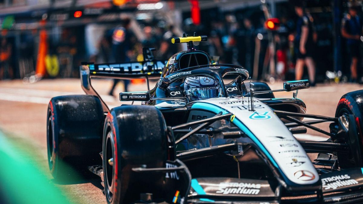 GP de F1 de Mónaco: poca acción en pista, mucho que contar Aunque adelantar siguió siendo prácticamente imposible, la carrera dejó suficientes sobresaltos como para merecer un análisis detenido. Y de eso se encarga el Podcast Técnica Fórmula 1El GP de F1 de Barcelona presume de lleno en la nueva etapa de convivencia con Madrid
El Gran Premio de Mónaco de F1 volvió a demostrar que no necesita muchos adelantamientos para dejar una carrera cargada de lecturas. La cita del Principado sigue siendo un caso aparte dentro del calendario: estrecha, lenta, difícil de leer y casi siempre decidida por la clasificación y la posición en pista. Pero esta vez, aunque adelantar siguió siendo prácticamente imposible, la carrera dejó suficientes sobresaltos como para merecer un análisis detenido. Y de eso se encarga el Podcast Técnica Fórmula 1.
Antonelli, otra vez
La victoria fue, una vez más, para Kimi Antonelli. El italiano sigue ampliando su dominio y suma ya cinco triunfos consecutivos en una temporada que empieza a tener un dueño muy claro. Su fin de semana fue sólido desde el sábado, cuando logró la pole por muy poco frente a Max Verstappen, y se confirmó el domingo con una gestión impecable de la salida, las resalidas y los momentos de mayor presión.
El primer golpe importante llegó precisamente con Verstappen. Su fallo de motor en la salida cambió por completo el guion de la carrera y dejó al neerlandés fuera de la lucha antes de que Mónaco pudiera siquiera desarrollar su habitual partida de ajedrez. En un circuito en el que recuperar posiciones es casi una misión imposible, cualquier problema inicial se convierte en una condena.
Episodios extraños
A partir de ahí, la carrera se fue llenando de episodios extraños. Las sanciones por exceso de velocidad en el pit lane tuvieron un peso enorme y alteraron varias posiciones importantes. La más dolorosa fue la de Pierre Gasly, que acabó fuera del podio por apenas 0,1 km/h. En una pista en la que cada metro cuenta y cada decisión pesa, ese margen mínimo resume bien la crueldad de Mónaco.
Ferrari volvió a quedar señalada por decisiones difíciles de explicar. La gestión de las paradas, especialmente haciendo esperar a Charles Leclerc mientras Lewis Hamilton cumplía una penalización, comprometió la carrera del monegasco en su propia casa. Después llegó el accidente de Leclerc en una resalida, aparentemente relacionado con un problema de frenos, y sus críticas posteriores a Brembo, respondidas después por la marca italiana.
Un domingo complicado para muchos
También Mercedes tuvo un domingo complicado con George Russell. Su carrera quedó arruinada por una mala gestión del equipo y terminó agravándose con nuevas sanciones. A ello se sumaron maniobras muy discutibles, tanto de Russell como de otros equipos, en una carrera en la que algunos pilotos actuaron más como tapón estratégico que como competidores directos.
Williams, por ejemplo, utilizó esa lógica para frenar rivales y facilitar la estrategia de su compañero, generando situaciones tensas y algún incidente por detrás. El podio de Isack Hadjar fue una de las notas positivas del fin de semana. El piloto logró mantenerse arriba a pesar de los problemas y aprovechó una carrera en la que la limpieza, la precisión y la resistencia mental valieron casi tanto como el ritmo.
También Fernando Alonso logró sumar un punto, mientras los dos Racing Bulls entraron en zona de puntos junto a Esteban Ocon.
Protagonista tras Mónaco: el ADUO
Mónaco dejó, además, la confirmación de un elemento clave para el resto de la temporada: el ADUO. La distribución del rendimiento y de las posibilidades de desarrollo abre una nueva fase del campeonato. Red Bull aparece como el equipo más fuerte, Mercedes queda algo por debajo, Ferrari cuenta con más margen de desarrollo y recursos, y Audi y Honda se sitúan en una posición todavía más comprometida.
La conclusión es que Mónaco no ofreció una carrera clásica de adelantamientos, nunca lo hace, pero sí una prueba llena de tensión, errores, sanciones y decisiones estratégicas discutibles. Antonelli volvió a ganar, pero detrás de su victoria hubo mucho más que una procesión. Hubo una carrera incómoda, caótica y reveladora. Bastante piropo es este para Mónaco.