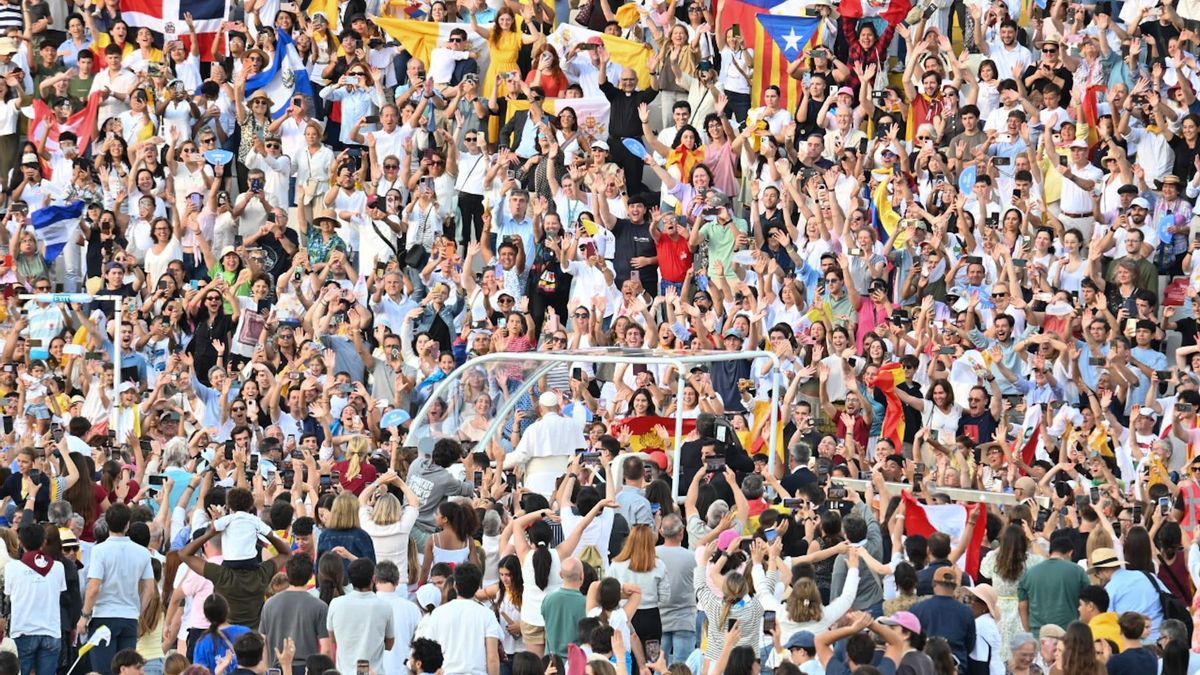 El Papa clama contra la violencia contra las mujeres y la soledad en una multitudinaria vigilia en Montjuïc El pontífice celebra un acto religioso junto a la juventud congregada en el Estadi Olímpic y donde han participado artistas como Sergio Dalma, Beret, Álvaro Soler, Conchita o SiloéEl Papa abre su visita a Barcelona en catalán y apelando a la unidad en un mundo marcado por guerras y divisiones
¿Cómo puedo perdonar a mi padre, que estuvo a punto de dejarme sin madre? ¿Cómo puedo reconciliarme de verdad con Dios? La pregunta de un joven a punto estuvo de dejar sin palabras al Papa León XIV durante una multitudinaria vigilia en el Estadi Olìmpic, en las que clamó contra la violencia contra las mujeres, la enfermedad silenciosa de la depresión y del suicidio, y exigió un sistema sanitario que incluya entre sus prioridades este malestar invisible y generalizado, que afecta también a los jóvenes.
Antes de entrar en el estadio, el Papa bendijo 30 ambulancias del proyecto de la Fundació Santa Clara, que esta misma noche partirán con destino Ucrania. León agradeció a la monja tucumana Sor Lucía Caram su trabajo, y se mostró muy preocupado por la situación en el país.
Ya en el interior, junto al cardenal Omella, el Papa respondió a varias preguntas-testimonio, alternando el catalán y el castellano. Antes, se paseó entre los más de 40.000 fieles que poblaban el estadio, y asistió a una torre de los Castellers de Vilafranca. El primero de los testimonios, el de un joven recién convertido, sirvió para que el Papa reflexionara sobre el descubrimiento de la fe, y la necesidad de seguir buscando, a buscar avanzando, pero, sobre todo, a buscar, yendo a lo profundo.
De nuevo en catalán, León XIV denunció cómo la idolatría del beneficio y del rendimiento, el afán de tener que producir siempre y ser vencedores, así como el culto a la propia imagen, no son más que anestésicos para adormentar nuestra conciencia y adaptarla a una cierta idea de sociedad.
En cambio, cuando las personas aprenden a detenerse, a dar valor a las cosas importantes, a apreciar el tiempo de modo nuevo y a pensar en la propia vida dejándose iluminar por el Evangelio, desarrollan también un pensamiento crítico respecto a un sistema social que no pone a la persona en el centro y provoca situaciones de injusticia y de pobreza existenciales a diversos niveles. Es por eso que la inquietud da miedo, así como el descubrimiento de la interioridad, de la espiritualidad y aún más del Evangelio, finalizó.
El segundo testimonio abordó la depresión, la oscuridad, los intentos de suicidio. El Papa admitió estar conmovido ante las palabras de la joven. Te has levantado y has retomado el camino y este es un milagro maravilloso, subrayó el Papa, quien hizo hincapié en la enfermedad silenciosa que supone la depresión. Es importante tomar conciencia de cómo la salud mental se ve cada vez más amenazada en el contexto de sociedades que se consideran avanzadas.
Es una señal de que hay algo profundamente erróneo en una cierta idea de crecimiento que somete a las personas a presiones, expectativas y tensiones que comprometen equilibrios fundamentales, glosó el Papa. Por eso se necesita un sistema sanitario que incluya entre sus prioridades este malestar invisible y generalizado, que afecta también a los jóvenes, añadió.
Hay momentos de oscuridad y de sufrimiento que nuestra sociedad hace callar, porque precisamente algunos modelos culturales nos quieren siempre vencedores y perfectos y, por eso, el límite, la fragilidad y el dolor deben ser eliminados, confinados al silencio ensordecedor de la soledad o incluso de la vergüenza, reflexionó, alertando contra los espiritualismos a través del sufrimiento. No debemos espiritualizar el dolor, reconduciéndolo superficialmente a la voluntad de Dios o a algún misterioso proyecto suyo, porque esto corre el riesgo de minimizar ese sufrimiento, de silenciarlo, de herir a las personas. Porque Dios no quiere el sufrimiento.
Finalmente, las preguntas que dan comienzo a esta crónica. Y la difícil respuesta del Papa, denunciando el clima envenenado en las relaciones familiares de abusos y opresiones, y en particular de violencia contra las mujeres, que a menudo desembocan lamentablemente también en feminicidios.
Esta realidad dramática estamos llamados a abordarla todos, sea personalmente, sea como sociedad, porque a nosotros nos corresponde afrontarla en todas sus dimensiones, clamó. Si existe la violencia, si triunfa el egoísmo, si incluso el amor entre familiares se transforma en odio, debemos hacernos algunas preguntas a nosotros mismos, a las dinámicas de nuestra sociedad, a la cultura del individualismo, a la tentación de la violencia, y no a Dios, reflexionó.
Pese a todo, añadió, debemos aprender a mirar el perdón, poderosa medicina contra el mal que sana nuestras heridas interiores, como algo que forma parte de un proceso, de un camino, sabiendo que perdonar no siempre equivale a al olvido: No debemos pensar que el perdón equivalga siempre y en todos los casos a volver a la situación anterior, especialmente cuando el hecho ha sido marcado también por la violencia. Con todo, animó a entrar cada vez más en la dinámica del perdón y a reconciliarnos con Dios y con los demás. Somos pecadores perdonados, estamos en paz y somos capaces de perdonar. Capaces de ser portadores de paz.
Toda la información en www.religiondigital.org